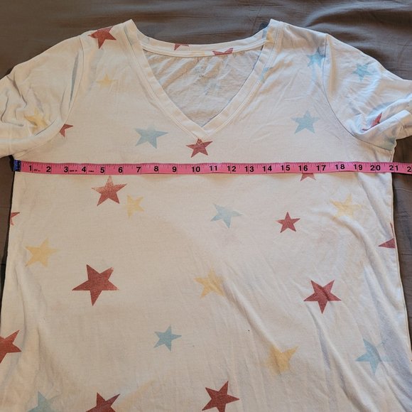 Large Ricki's Hi-Lo Star Patterned V-Neck Shirt - Picture 7 of 8